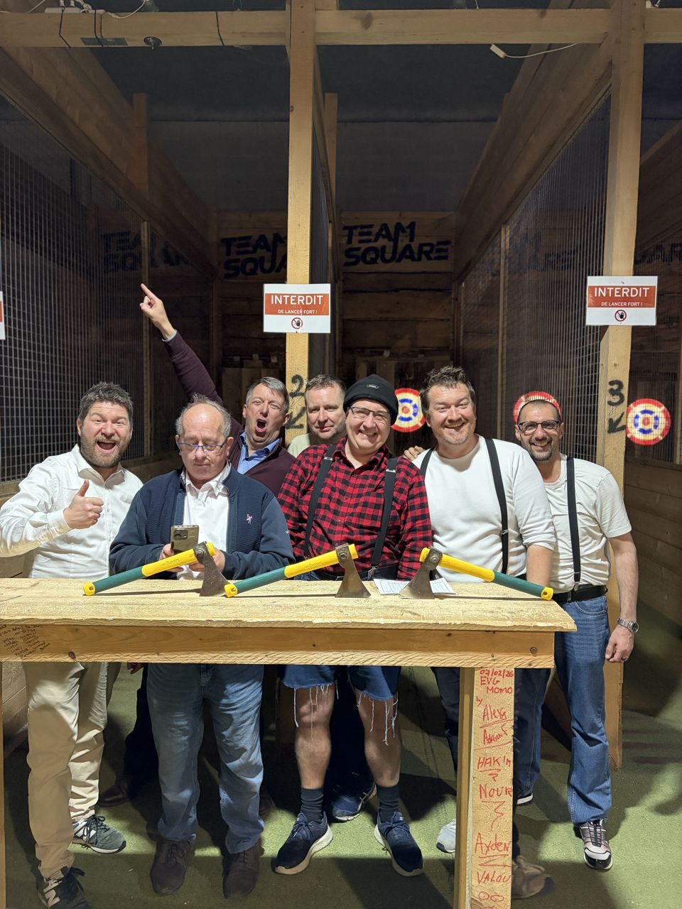 Groupe réuni autour des cibles de lancer de hache Team Square